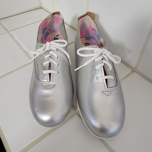 Cute Easy Times Silver Shoes - Picture 3 of 13